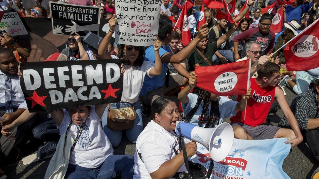 Manifestantes participan en una marcha contra la eliminación del programa DACA.