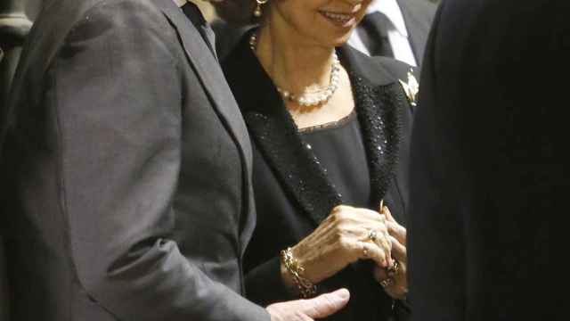 La reina Sofía y Alfonso Díez en el funeral de la duquesa de Alba.