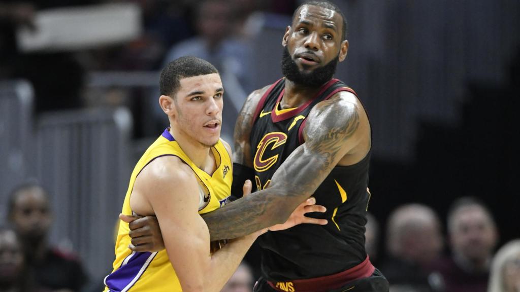 Lonzo Ball defendiendo a LeBron James en un partido reciente.