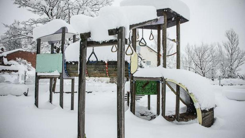 La vida no se para en Cantalojas ni a -20ºC. De hecho, se activa: Hay que quitar la nieve.