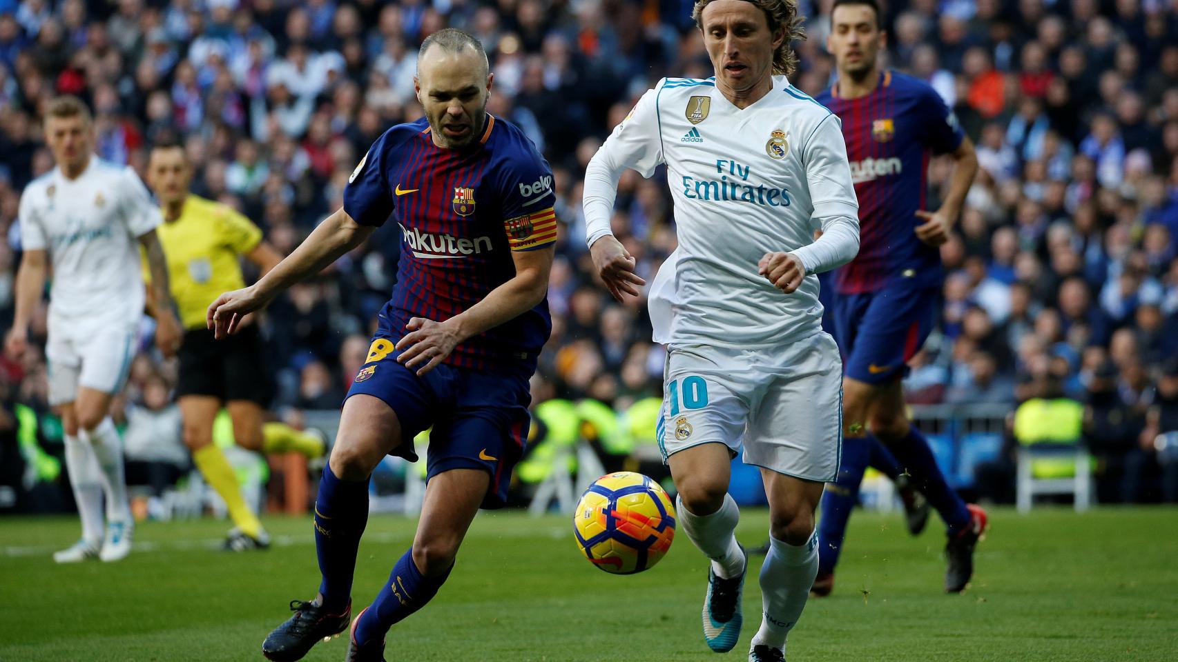 Iniesta, junto a Modric, en el último Clásico líguero.