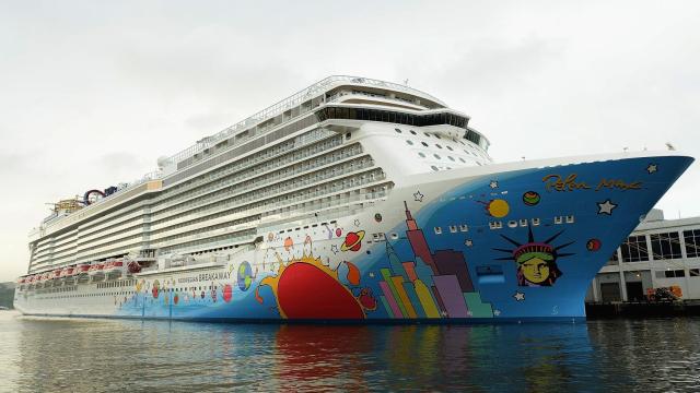 Viven un infierno a bordo del crucero que atravesó un ciclón en el Atlántico