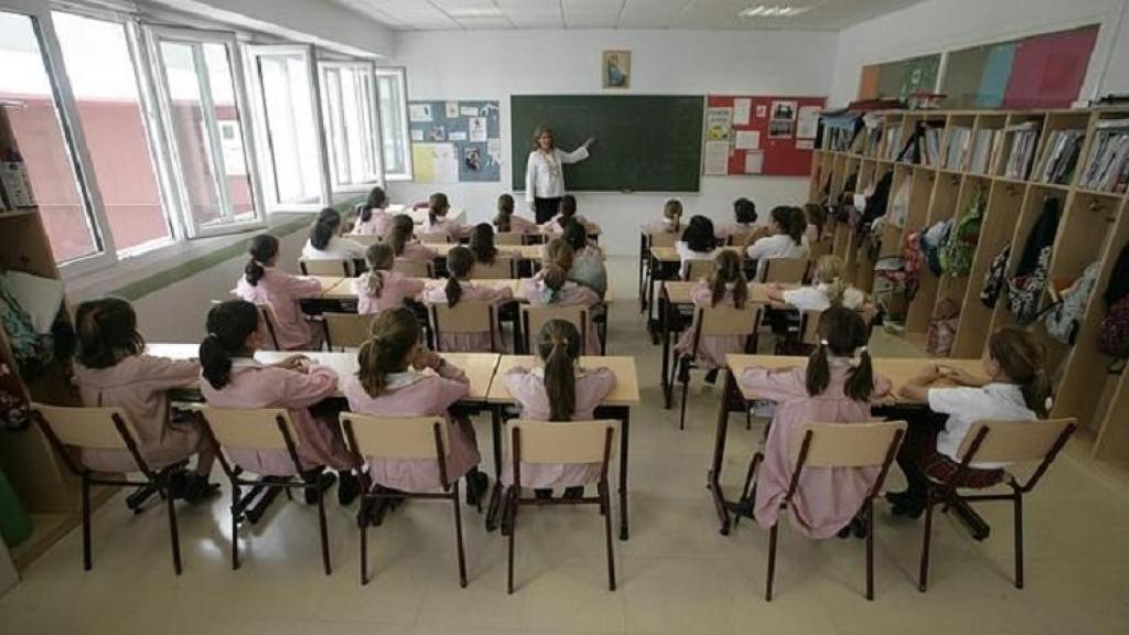 Una clase formada por ninas atiende las explicaciones de su profesora/ EFE