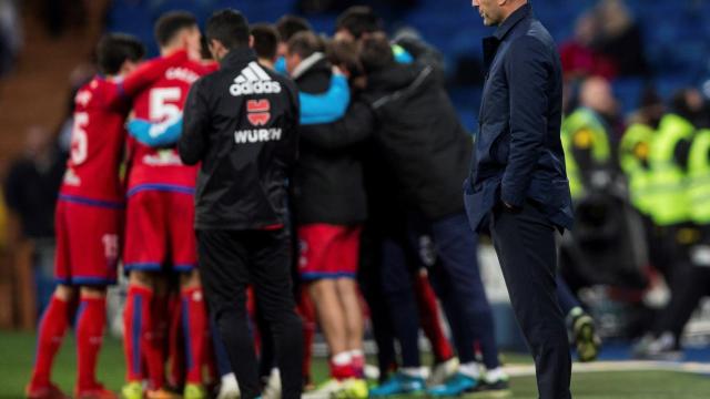 Los jugadores del Numancia celebran el empate en el Bernabéu con Zidane en primer plano.