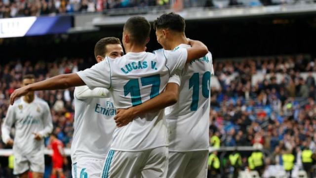 Nacho y Lucas felicitan a Achraf. Foto: Pedro Rodríguez / El Bernabéu