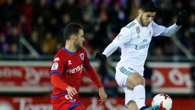 Asensio controla el balón ante el Numancia