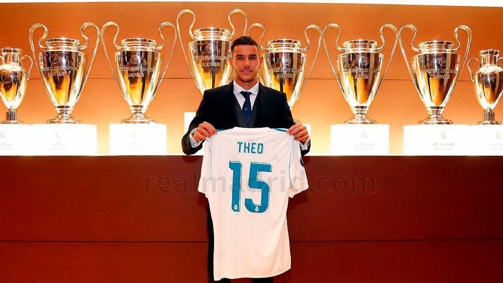 Theo Hernandez posa con su nueva camiseta