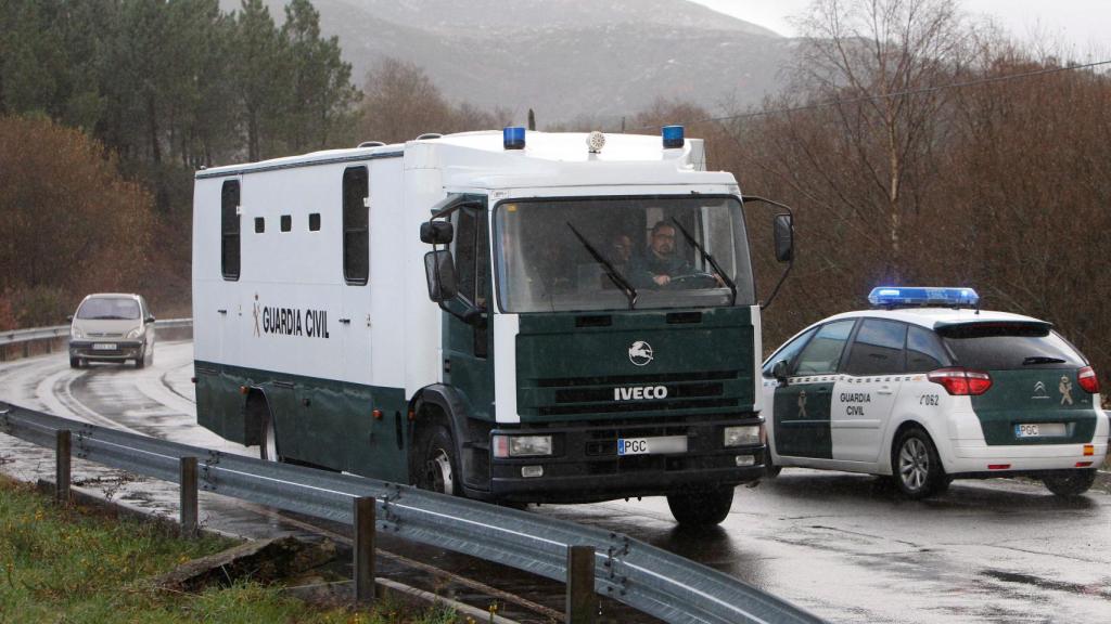 Furgón policial que traslada a José Enrique Abuín, desde el centro penitenciario de Teixeiro a la cárcel de A Lama