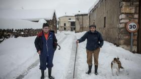Joaquín y Cirilo, dos de los hombres del pueblo, en plena nevada.
