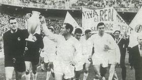 Paco Gento, con su sexta Copa de Europa.