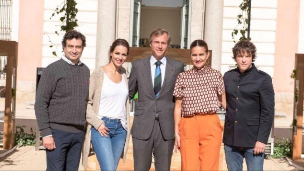 Eva González y el jurado posando con el alcalde de Boadilla.