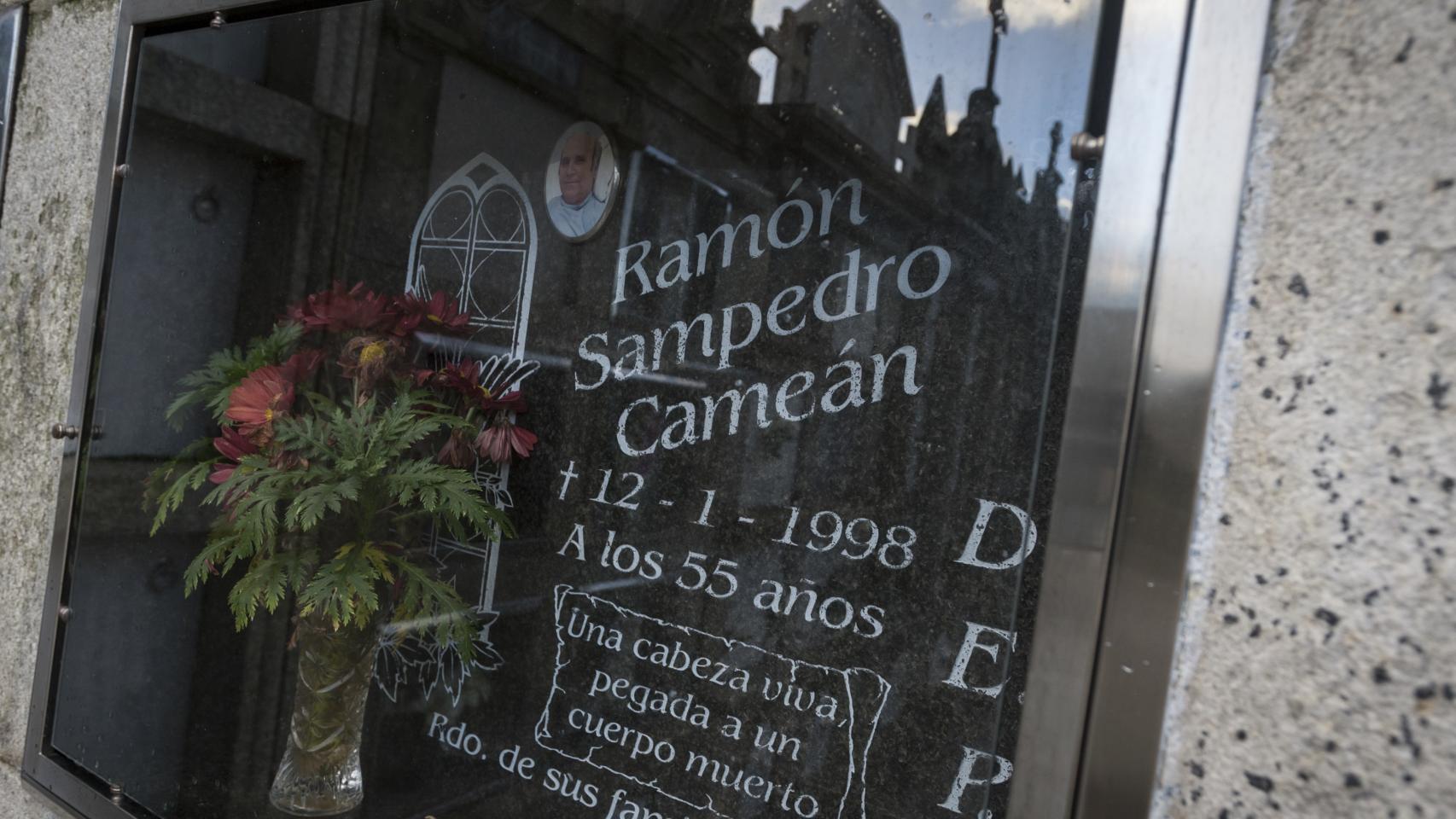 Tumba de Ramón Sampedro, quien hace dos décadas murió a los 55 años ingiriendo cianuro.