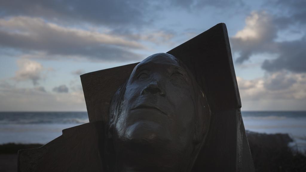 Busto en homenaje a Ramón Sampedro, que abrió el debate sobre la eutanasia en España.