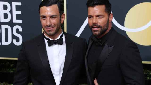 Ricky Martin posa con Jwan Yosef en los Globos de Oro.