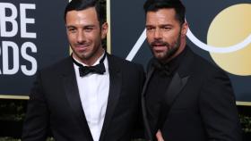 Ricky Martin posa con Jwan Yosef en los Globos de Oro.