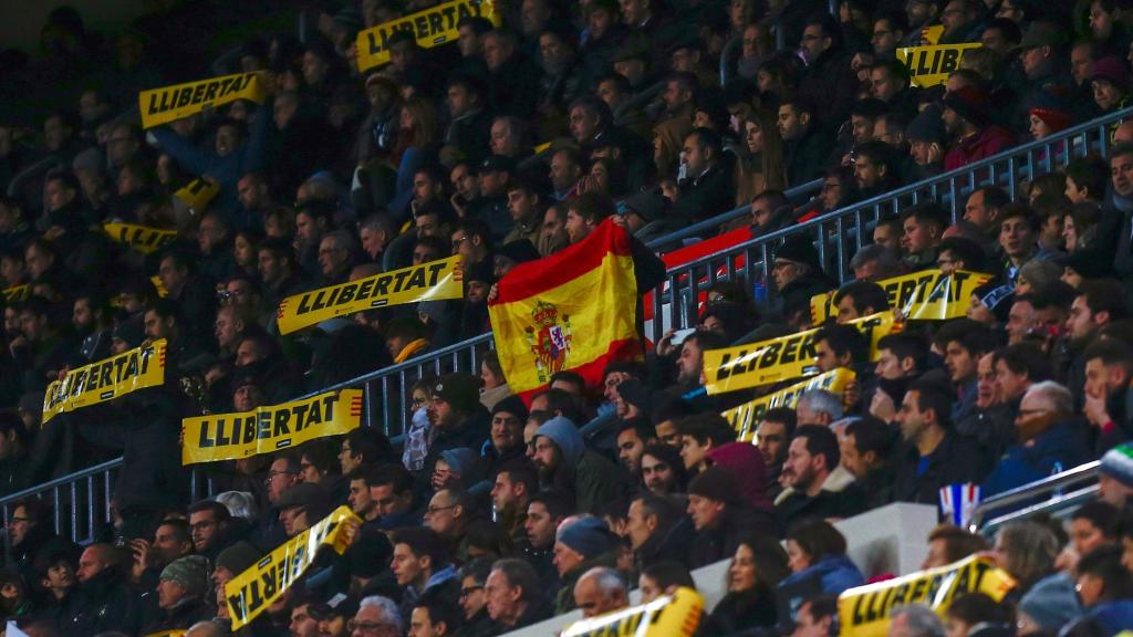 La bandera española entre los mensajes independentistas del Camp Nou.