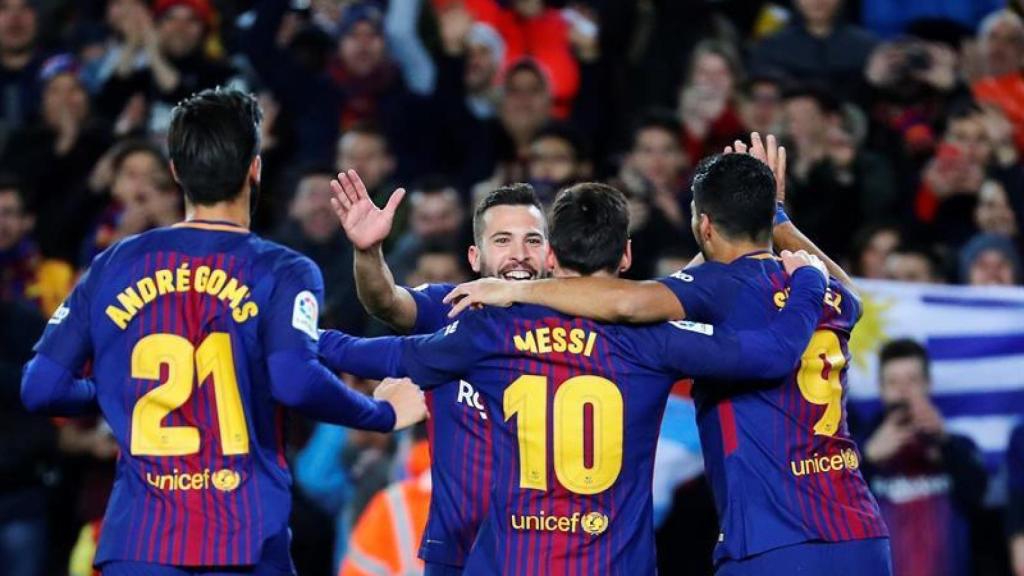 André Gomes, Messi y Suárez celebran con Jordi Alba su gol.