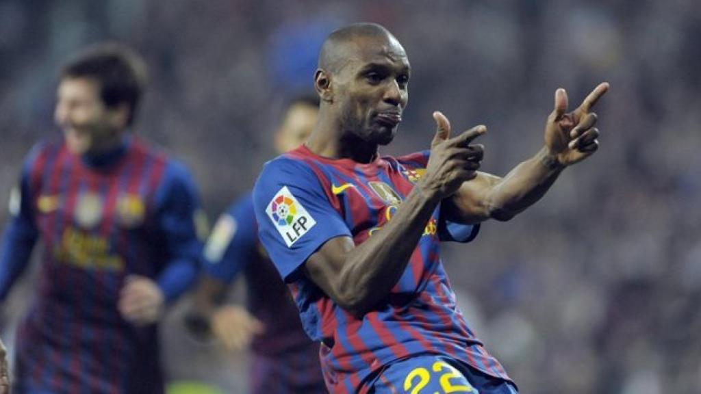 Abidal celebra un gol con el Barcelona.