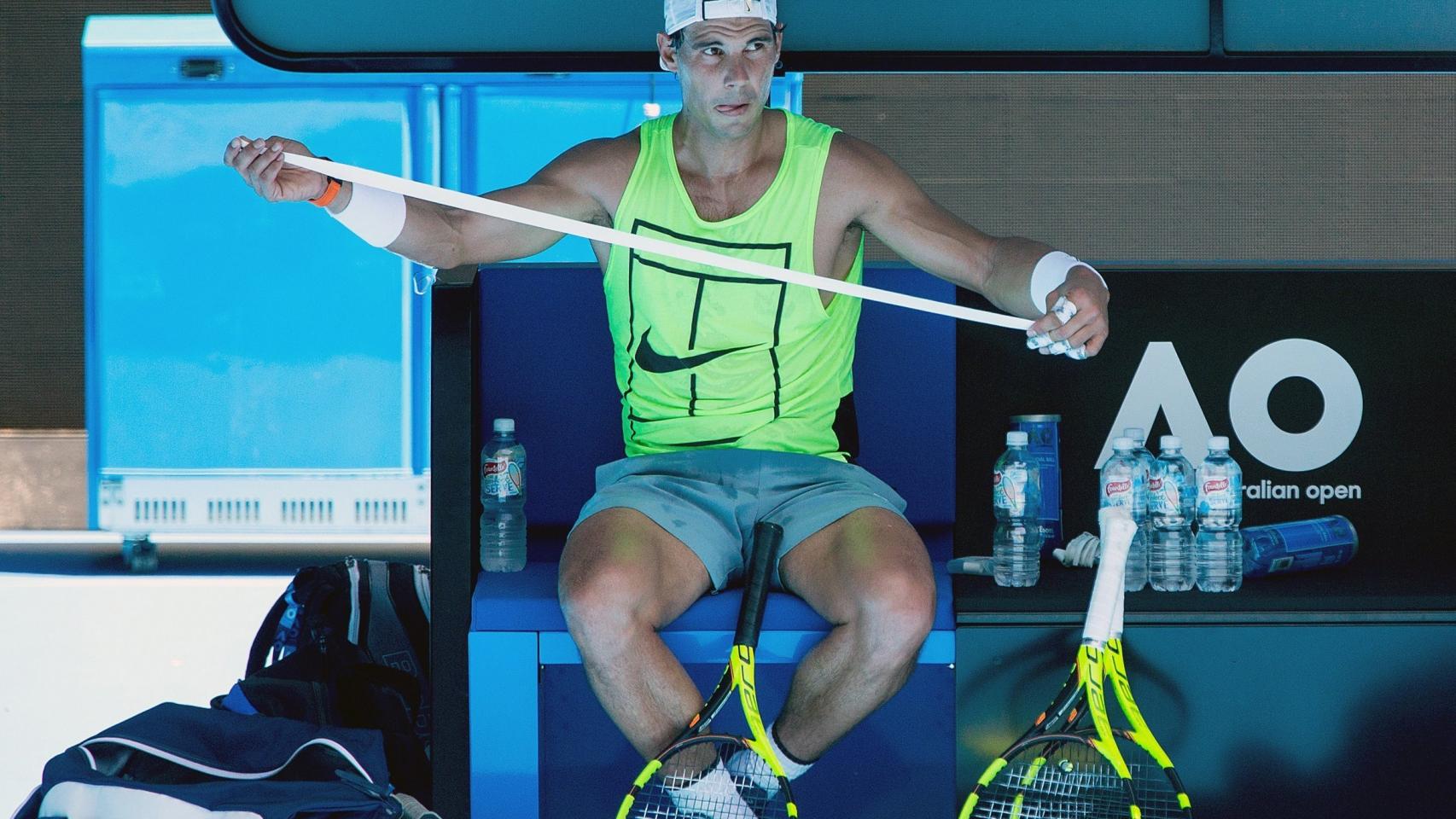 Nadal, descansando durante un entrenamiento en Melbourne.