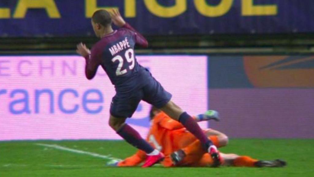 Brutal entrada a Mbappé