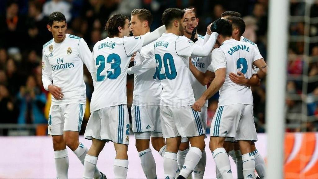 Los jugadores celebran el gol de Lucas