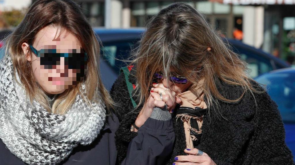 Zaira y Arancha, en la entrada de la capilla ardiente.