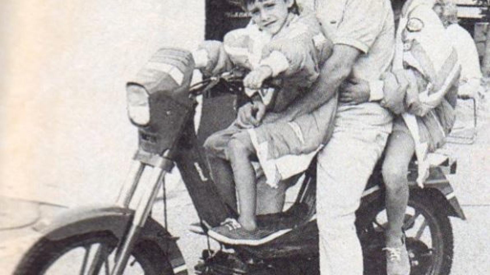 Ángel nieto con sus hijos, en una fotografía antigua.