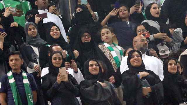 Mujeres en el primer partido de fútbol al que pudieron acudir en Arabia Saudí.