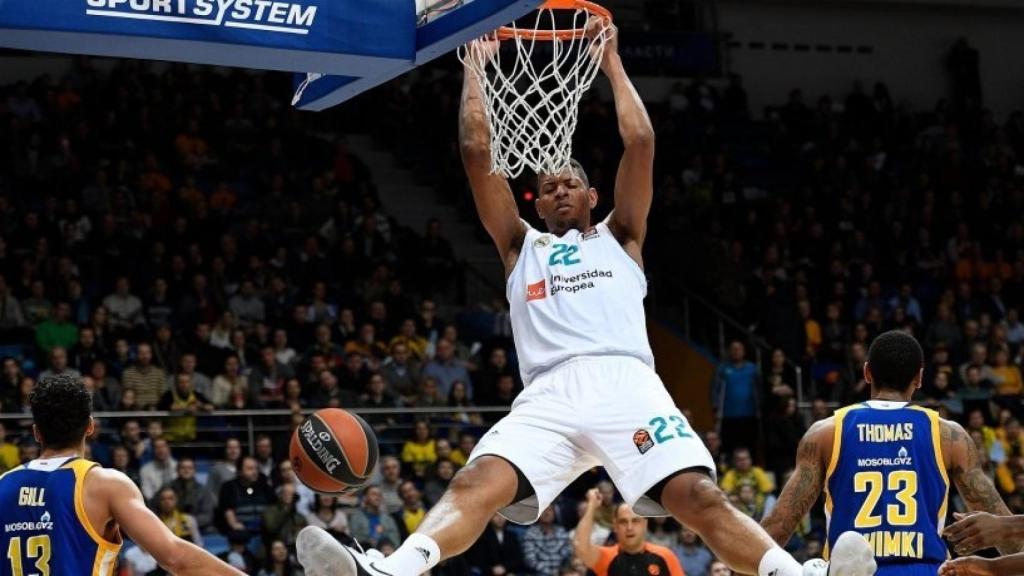 Tavares machacando ante Khimki. Foto: Twitter (@acbom).