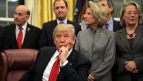 Donald Trump tras una reunión en el Despacho Oval.