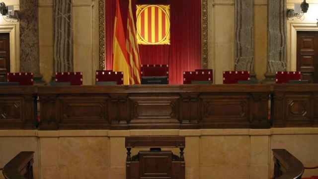 Vista de la mesa del Parlamento de Cataluña, a unos días de su constitución