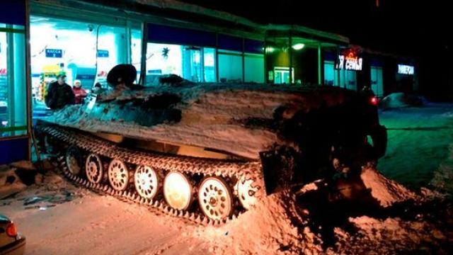 Un ruso estampa un tanque contra un supermercado para robar una botella de vino