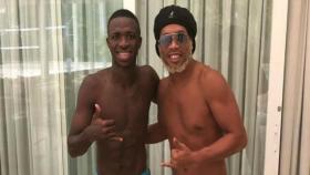 Vinicius y Ronaldinho. Foto: Instagram (viniciusjr_00)