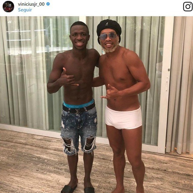 Pasado y futuro: Vinicius y Ronaldinho, juntos