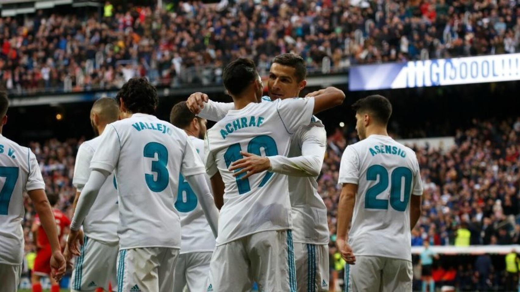 Cristiano felicita a Achraf por su gol. Foto: Pedro Rodríguez / El Bernabéu