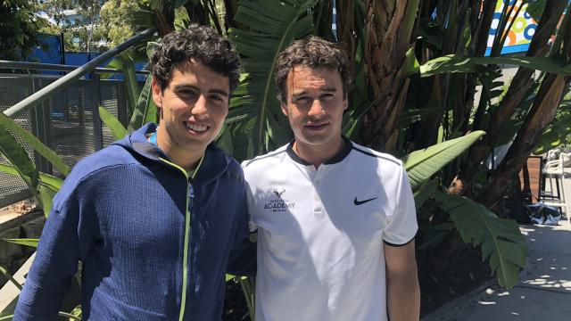 Munar y su entrenador Tomeu Salvà, en la terraza del restaurante de jugadores.