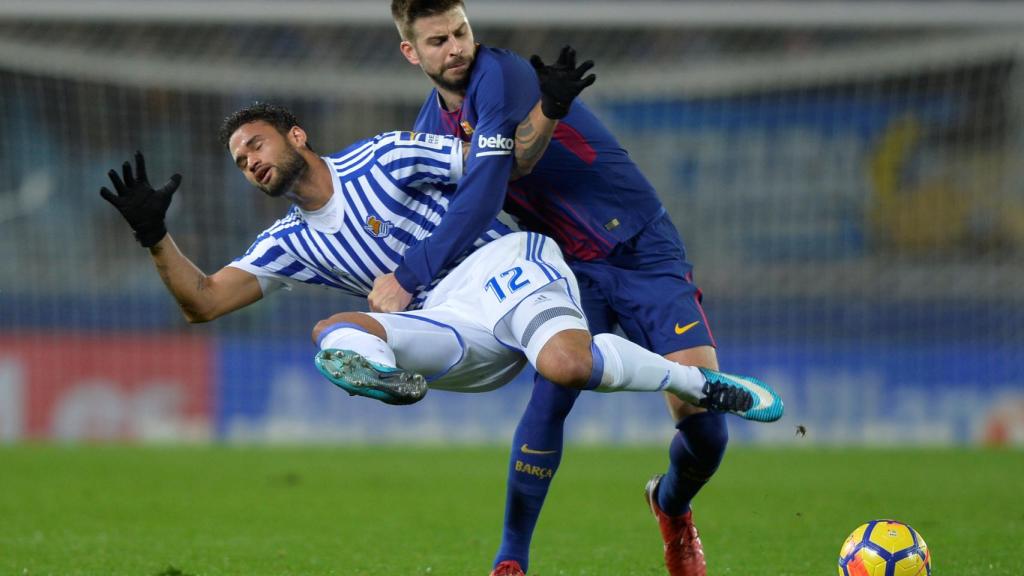 Piqué, en una acción ante Willian José.