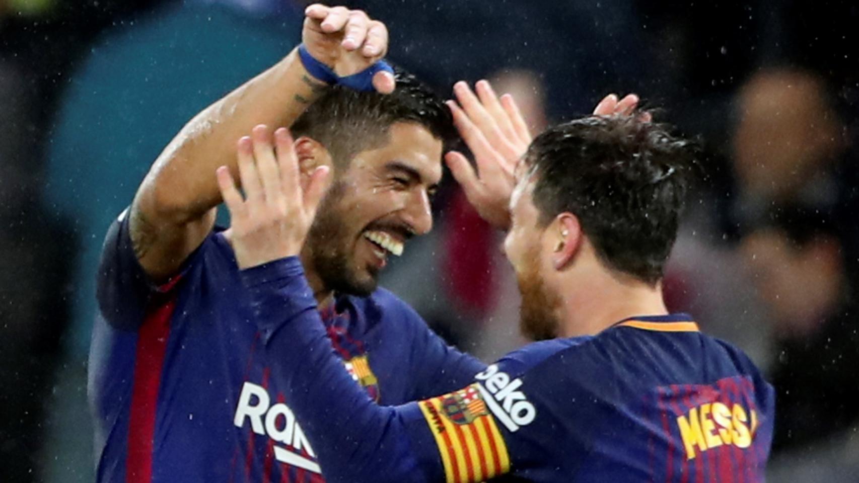 Luis Suárez y Messi se abrazan tras un gol en Anoeta.