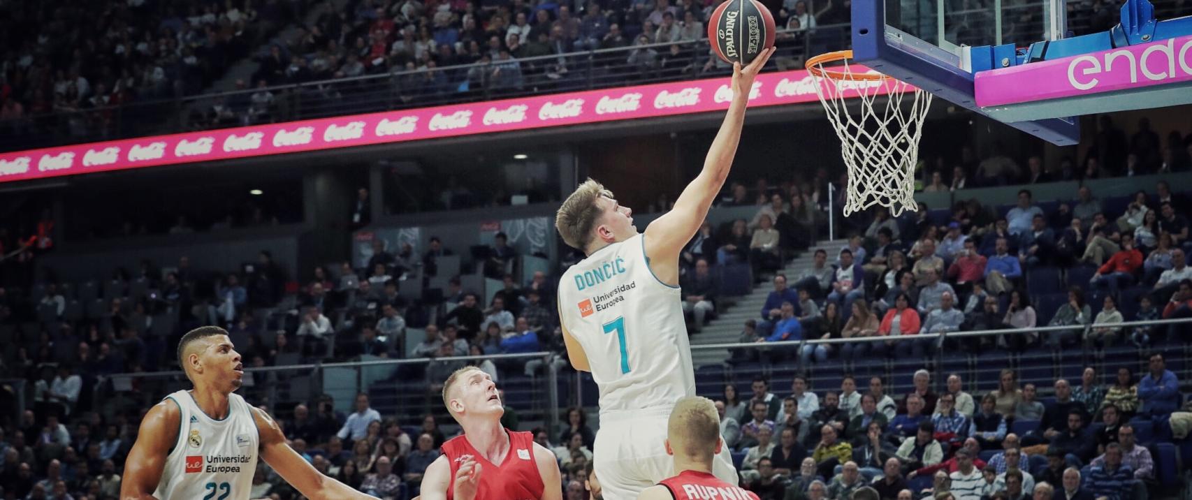 Luka Doncic en pleno vuelo hacia el aro.