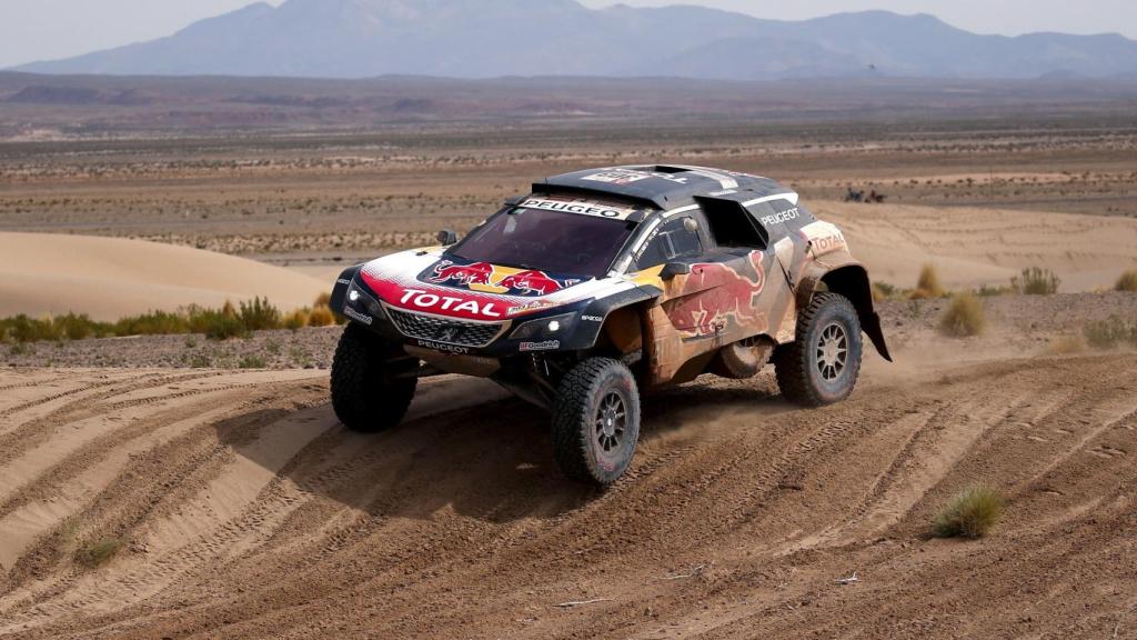 Carlos Sainz durante la octava etapa del Dakar.