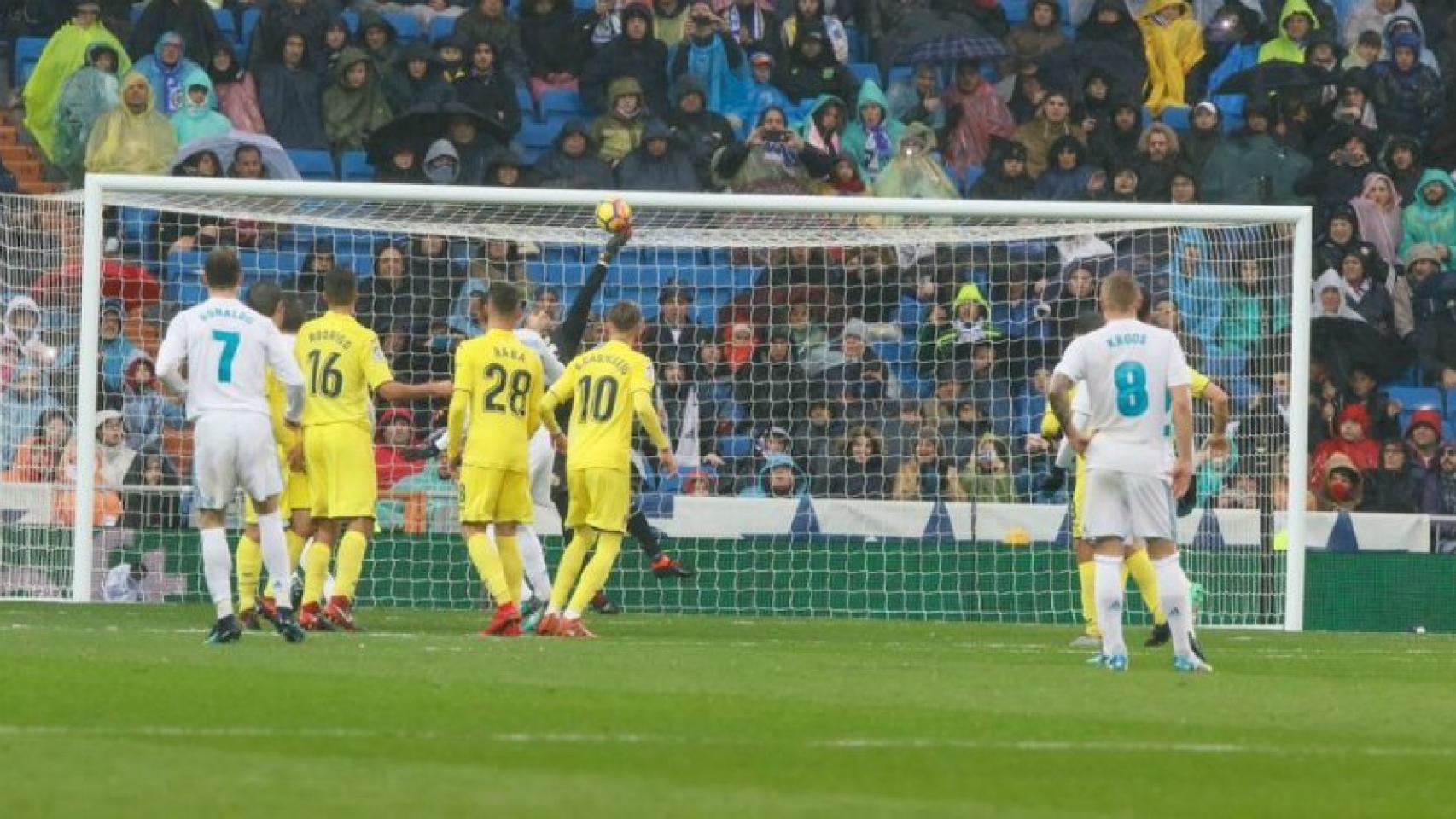 Asenjo frenando al Madrid. Foto: Manu Laya / El Bernabéu