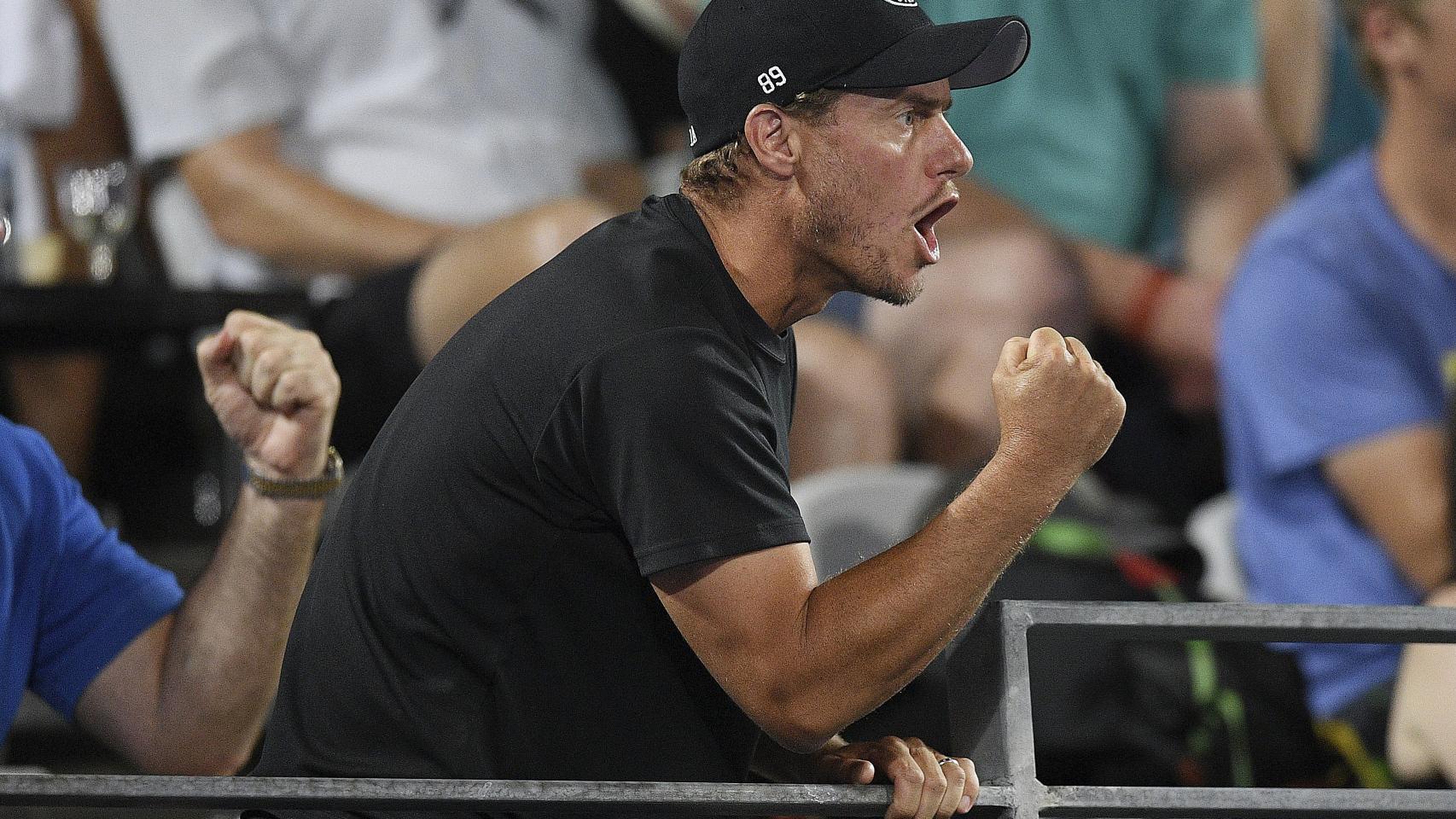 Hewitt, animando a de Miñaur en la grada de Sídney.