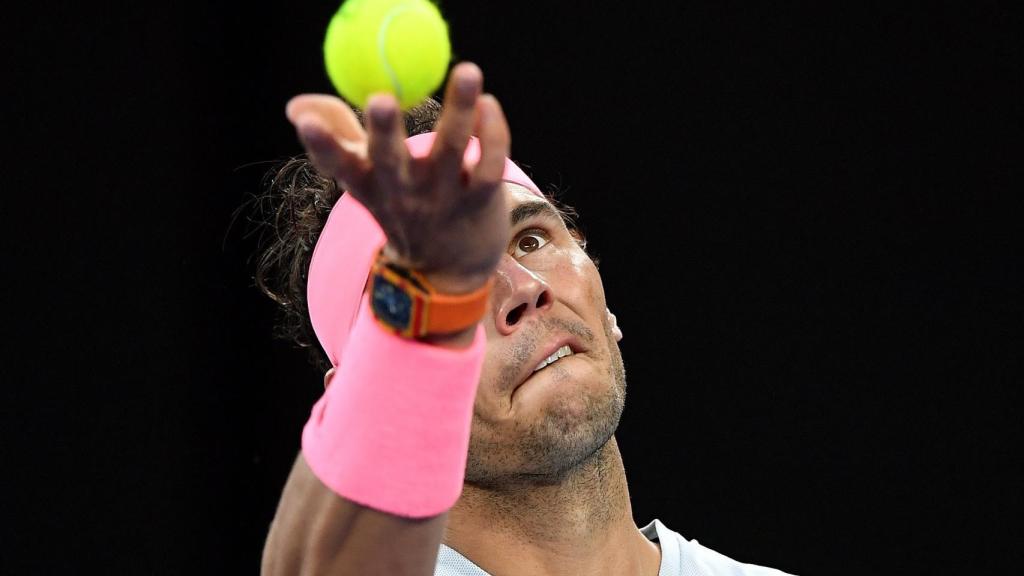 Nadal, sacando durante el partido ante Estrella Burgos.