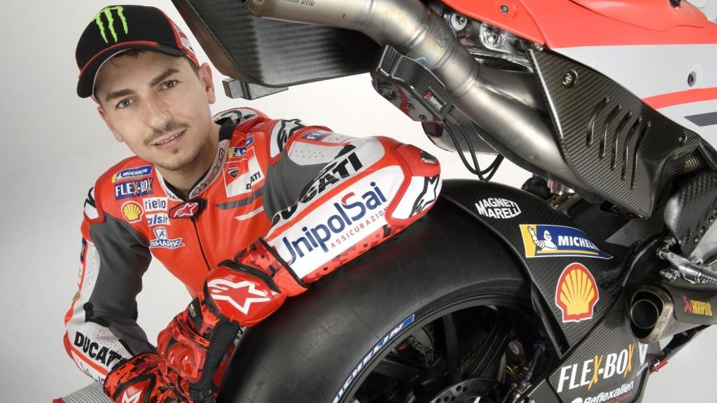 Jorge Lorenzo posa con su nueva Ducati Desmosedici GP18.