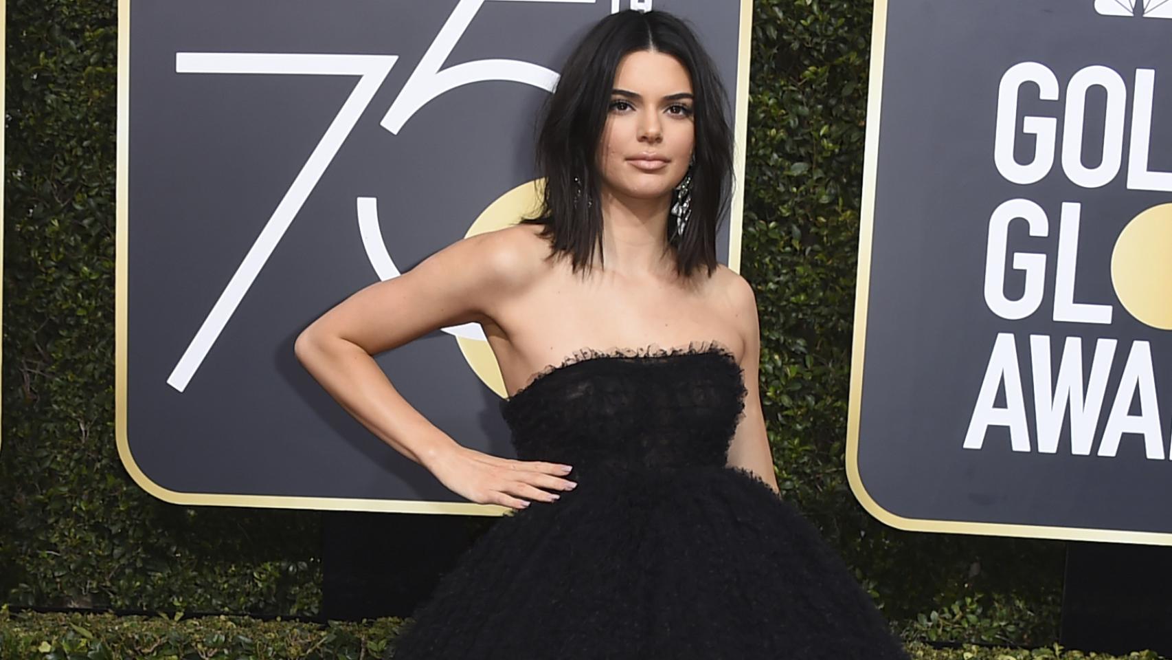 Kendall Jenner durante la alfombra roja de los Globos de Oro.