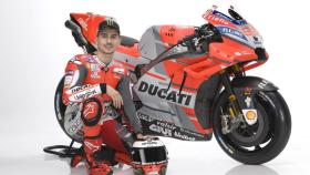 Jorge Lorenzo posa con su nueva Ducati Desmosedici GP18, durante la presentación de la fábrica italiana.