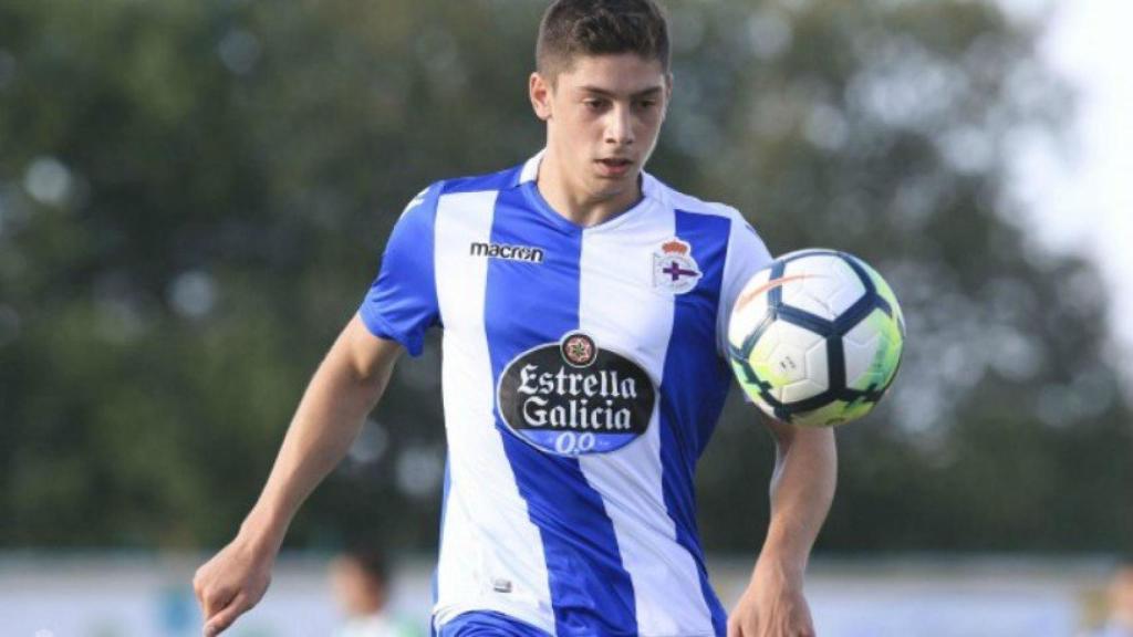 Fede Valverde controla un balón en el  Deportivo | Foto: rcdeportivo.es