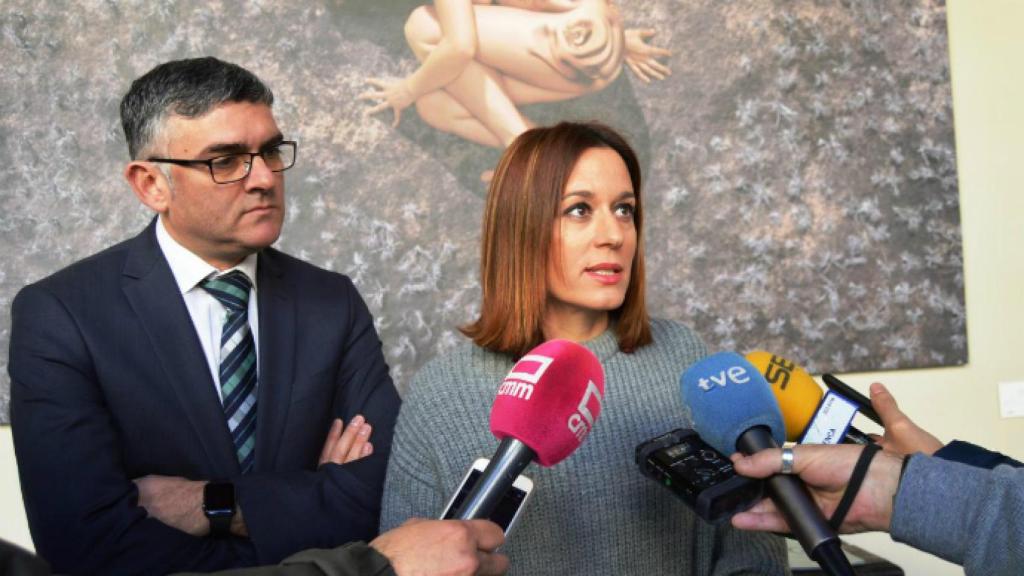 Ana Isabel Fernández atendiendo a los medios de comunicación