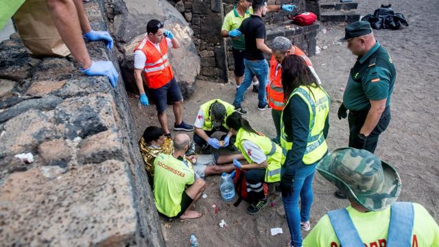 Efectivos policiales en Costa Teguise, donde siete inmigrantes magrebíes han perdido la vida.