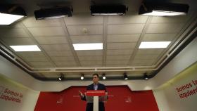 El secretario general del PSOE, Pedro Sánchez, en rueda de prensa este lunes.